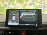 停車時に映像を楽しめるモニター画面。安全確認をしながら、快適なひとときを演出します。後方視界もサポートし、安心のドライブをサポート。