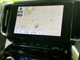鮮明な地図表示で、視認性が高く、運転中の確認もスムーズに行えます。ルート検索も簡単に行えて、目的地への道案内をしてくれます。
