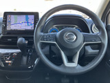 握りやすいステアリングで、快適なドライブをサポート。操作しやすいスイッチ類を配置し、運転中の操作を容易にしています。