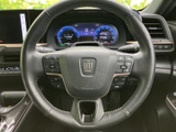 操作系の集中化により、運転中の視線移動を最小限に抑えます。ステアリング操作が楽々行え、安全運転をサポートします。