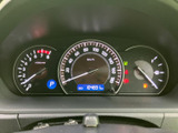 視認性の高いメーターデザイン。速度や燃料残量などを一目で確認でき、運転中の情報収集を効率化します。