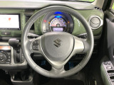 インテリアに合わせたデザインのステアリングは、運転される方のことも考え、運転しやすい形状、大きさです。是非一度、実際に触ってお確かめください。