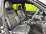 運転席シート廻りは使用感も少なく、良好な状態となっています。前オーナー様が丁寧に使っていたことがよくわかりますね。