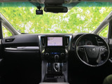 運転席ドアを開けると、広々とした空間と使い勝手の良さが一目瞭然です。操作系の配置も考えられており、快適なドライビングをサポートします。