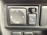 【電動格納ミラー】サイドミラーは電動格納式となっており、狭い駐車場でもキズがつくリスクを抑えられます。