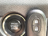 【キーレススタートシステム】カバンやポケットに入れたままでもドアの施錠・解錠が可能なスマートキーを装備。エンジンのオン・オフ時もカギを取り出す必要が無いからとっても便利です♪