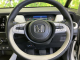 握り心地の良いステアリング。操作系のスイッチも配置されており、運転中の指使いを軽減し、安全で快適なドライブをサポートします。