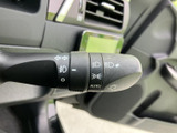 手元で簡単に操作できるウインカーレバー。スムーズな車線変更や右左折をサポートし、安全な走行を促します。