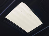 【サンルーフ】開放感たっぷりの希少装備、サンルーフが装着されています!車内に明かりを取り入れたり景色を楽しむ以外にも、車内の空気も簡単に換気できて快適です!