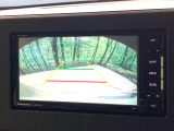 【バックカメラ】駐車時に後方がリアルタイム映像で確認できます。大型商業施設や立体駐車場での駐車時や、夜間のバック時に大活躍!運転スキルに関わらず、今や必須となった装備のひとつです!