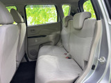 運転席からの視界が広く、安全な運転をサポート。操作しやすい位置にスイッチ類が配置されており、快適なドライビングポジションを実現します。