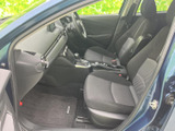 運転席側のドアを開けると、広々とした空間が広がります。視界の確保にも配慮した設計です。