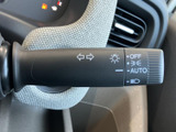 直感的な操作でウインカーを作動させることができ、安全な走行をサポートします。オート機能も搭載されており、利便性を高めています。