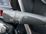 雨天時や視界不良時でも、最適なワイパー作動モードを選択できます。運転状況に合わせて、快適な視界を確保し、安全な走行をサポートします。