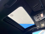 【サンルーフ】開放感たっぷりの希少装備、サンルーフが装着されています!車内に明かりを取り入れたり景色を楽しむ以外にも、車内の空気も簡単に換気できて快適です!