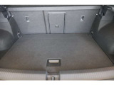 リアハッチドアが大きく開きますので、荷物の積み下ろしもしやすいです。トランクは広く、シートアレンジをすることで大きな荷物も乗ります。