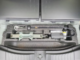【ラゲッジルーム収納】荷室下に収納スペースを装備。小物をすっきり整理できる便利な装備です。