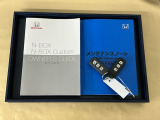 メンテナンスノート【点検整備記録簿・保証書】、取説も揃ってます。スマートキーはバッグなどにしまったままボタン操作でエンジン始動・停止やハイブリッドシステムの起動や停止ができて大変便利です