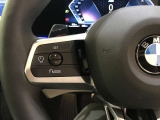 【アクティブクルーズコントロール】一定速度での巡航はもちろん、前方の車両との距離を一定に保ちながら自動で加減速を行います。BMWは車両停止までの制御が可能となりますので、渋滞時には大変嬉しい機能です。