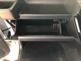 よく使うものが手を伸ばせばすぐ届く、機能面で充実した収納。
