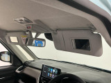 【サンバイザー】車内で身だしなみを整えるためのバニティミラーがセット。お化粧直しや髪型のチェックに活用できます。