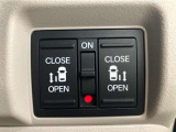 両側パワースライドドア付で、挟み込み防止機能によりお子様の乗り降りも安心!車内・車外のドアハンドルからはもちろんのこと運転席スイッチやリモコンキーからも開閉操作が可能で大変便利な装備となっております!