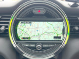 ●MINI純正ナビ:一体感のあるナビは、高級感ある車内を演出してくれます。Bluetooth再生などオーディオ機能も充実しておりますので、運転もより楽しめます♪