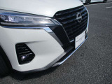 『LEDヘッドライト』通常のハロゲンライトに対して発光部分の発熱を抑えることで省電力につながる技術です。デザイン性も自由度が高いため、今後クルマのヘッドライトはLEDが主流になります☆