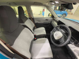 運転席は大きな座面と包み込むような背もたれが身体全体を支えます。上質なシートを採用し長時間の運転やコーナーの多い道も快適です。座ったときの頭上スペースも余裕たっぷりでロングドライブも楽チンです♪