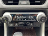 左右独立温度コントロールフルオートエアコンです。運転席、助手席それぞれで独立して温度設定ができます。冷え性の方が乗っても安心ですね♪