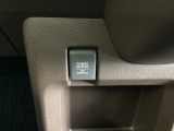 【アクセサリーソケット(電源ソケット)】電源からケーブルをつなげば、スマートフォンなどの電子機器の充電などを行うことができます!ゲーム機器や、カメラの充電にも便利ですね。