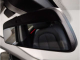 ☆BMWのルームミラーには自動防眩機能が備わっております。後続車のヘッドライトの明るさで幻惑されるのを防止☆