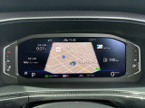 【Digital Cockpit Pro】ナビゲーションのマップを中央により大きくワイドに映し出すこともでき、少ない視線移動でナビ画面を確認できます。