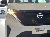 夜間走行の様々な局面に対し、LEDヘッドランプで視認性をしっかり確保。ハロゲンヘッドランプのおおよそ2倍の光量で、広範囲に明るくドライバーをサポートしてくれます。