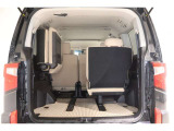 ■サードシート■  左右の片側だけを跳ね上げることでも、大きな荷物も積み込み可能です。