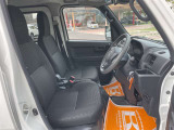 毎日過ごす運転席は要チェック。シートのへたり・擦れ、視界のイメージまで伝わる重要ポイント。