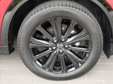 走りを支える足回りは、純正19インチアルミホイールを装着、タイヤサイズは、225/45R19インチです。強力な4輪ディスクブレーキにフロントストラット&リヤマルチリンクサスで卓越の走りをサポート!