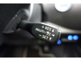 【クル-ズコントロ-ル】・・・高速道路などで一定速度でのクルージングが可能。 余分なアクセル操作を減らし、ドライバーの負担を軽減。 燃費の向上にも貢献します。