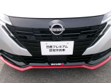 NISMO専用フロントグリル・フロントバンパー・エンブレム。