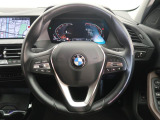 BMWのステアリングのリムは、一般的なものより少し太めにデザインされています。 これはタイヤやステアリングシャフトなどを介して伝わる路面からの入力を、しっかりと把握するためです。