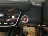 【ENGINE START/STOP】スマートキーをポケットやバッグに入れたままで、キーを差し込むことなくボタンを押すだけでエンジンが始動します。