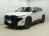 フロントフェイスの精悍な表情と伸びやかに続くボディーライン。斜め前からのアングルはBMWらしいスポーティさとエレガンスさを際立たせます。光の当たり方によって表情を変えるボディーの造形も魅力の一つです。