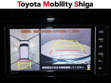 後方確認に便利なバックモニタ-を装備しています。天井から映したように見えるパノラミックビューモニター機能付きです。