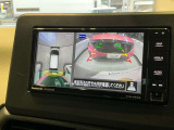 空から見たような映像で駐車ができるアラウンドビューモニター。ひと目でわかるセンサーに前後の衝突被害軽減ブレーキ付き。