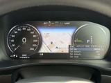 ドライバーディスプレイにもナビ画面が表示され、運転中の目線の移動を最小限に抑えることが出来ます。