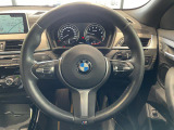 BMWのステアリングのリムは、一般的なものより少し太めにデザインされています。 これはタイヤやステアリングシャフトなどを介して伝わる路面からの入力を、しっかりと把握するためです。