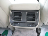 後部座席側にもエアコン吹き出し口があるので車内全体が快適です♪