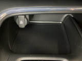 アクセサリーソケットはUSBのアダプターなどをつければ、スマホの充電にも使えます。周辺には物が置けるトレーがついています。