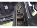 全ての窓が運転席から操作できます。今やほぼ当たり前ですが、無いと不便なアイテムですよね。ウインドウロックも備えています。