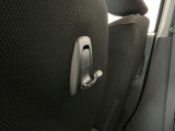 【フック】フックの用途は様々。手荷物のバッグや買い物袋、ビニール袋をぶら下げてゴミ箱にしても良いですね♪